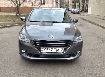 Автомобиль PEUGEOT 301 и принадлежности к нему: комплект модельных чехлов (1 комплект), шины 195/65R15 БЕЛШИНА Бел-261 (4 шт.)