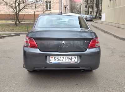 Автомобиль PEUGEOT 301 и принадлежности к нему: комплект модельных чехлов (1 комплект), шины 195/65R15 БЕЛШИНА Бел-261 (4 шт.)