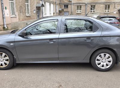 Автомобиль PEUGEOT 301 и принадлежности к нему: комплект модельных чехлов (1 комплект), шины 195/65R15 БЕЛШИНА Бел-261 (4 шт.)