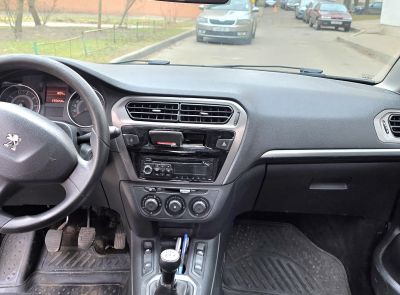 Автомобиль PEUGEOT 301 и принадлежности к нему: комплект модельных чехлов (1 комплект), шины 195/65R15 БЕЛШИНА Бел-261 (4 шт.)